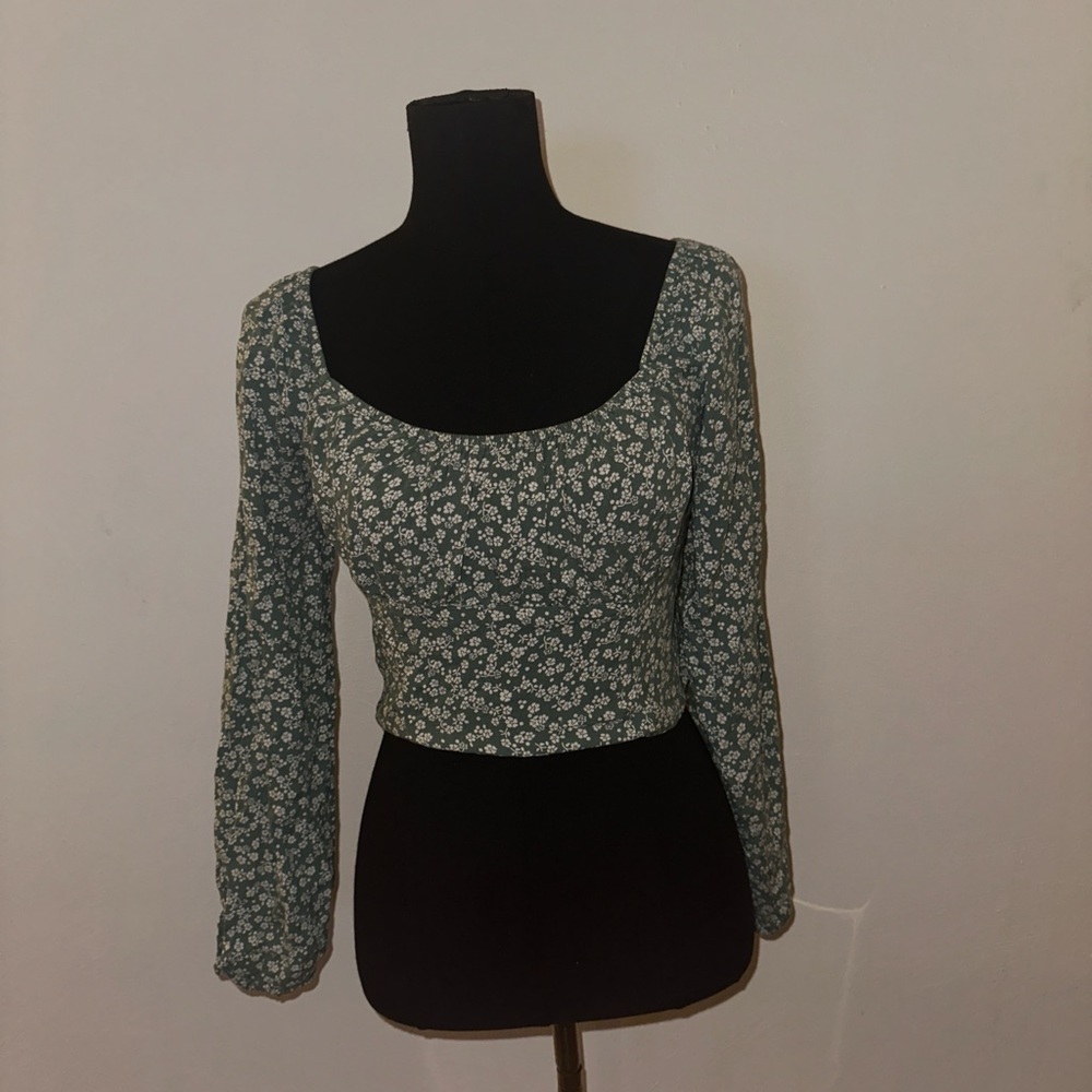 Crop long sleeve green shirt